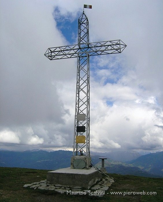 08 Ancora uno spiraglio di sole dietro la Croce.JPG